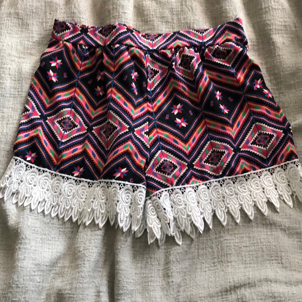 Yep print lace hemmed shorts